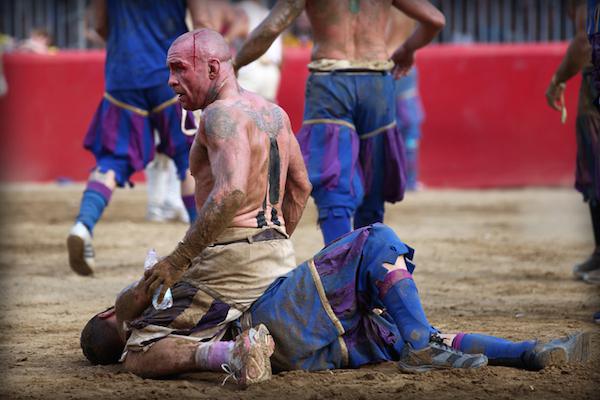 calcio-storico-might-be-the-most-brutal-sport-on-the-planet-31-photos-video-1