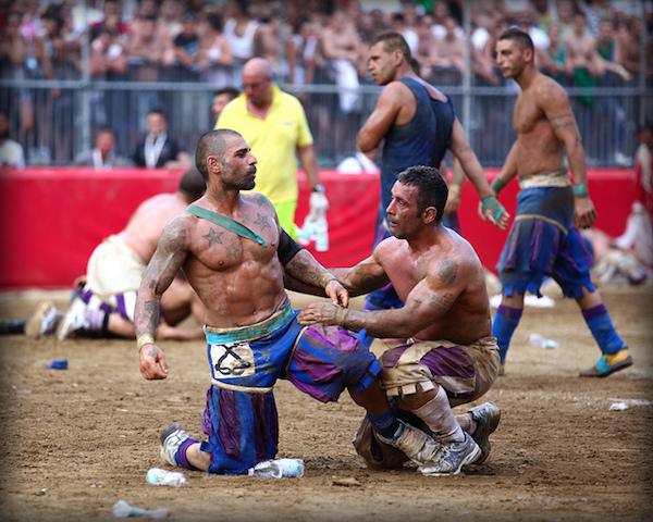calcio-storico-might-be-the-most-brutal-sport-on-the-planet-31-photos-video-13