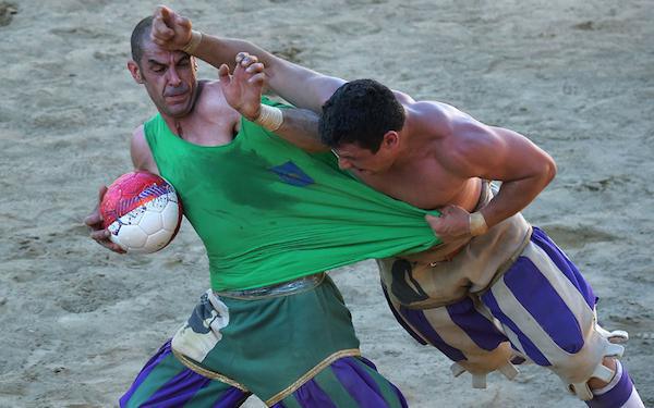 calcio-storico-might-be-the-most-brutal-sport-on-the-planet-31-photos-video-17