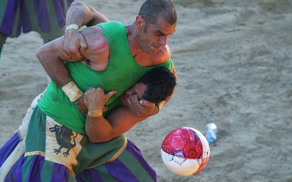 calcio-storico-might-be-the-most-brutal-sport-on-the-planet-31-photos-video-18