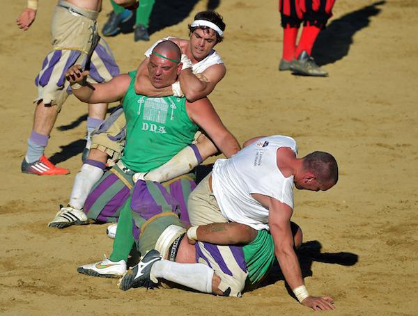 calcio-storico-might-be-the-most-brutal-sport-on-the-planet-31-photos-video-19