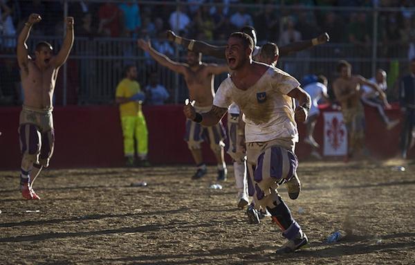 calcio-storico-might-be-the-most-brutal-sport-on-the-planet-31-photos-video-2