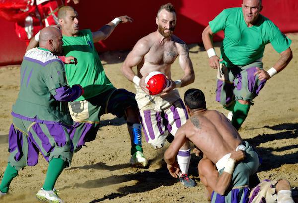 calcio-storico-might-be-the-most-brutal-sport-on-the-planet-31-photos-video-20