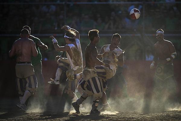calcio-storico-might-be-the-most-brutal-sport-on-the-planet-31-photos-video-22