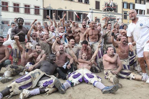 calcio-storico-might-be-the-most-brutal-sport-on-the-planet-31-photos-video-23