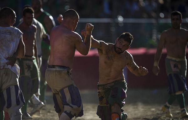 calcio-storico-might-be-the-most-brutal-sport-on-the-planet-31-photos-video-24