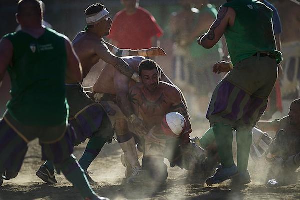 calcio-storico-might-be-the-most-brutal-sport-on-the-planet-31-photos-video-26