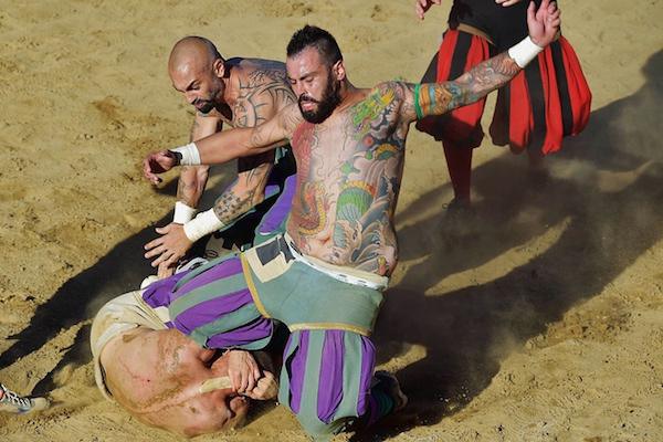 calcio-storico-might-be-the-most-brutal-sport-on-the-planet-31-photos-video-27