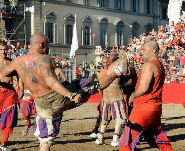 calcio-storico-might-be-the-most-brutal-sport-on-the-planet-31-photos-video-29