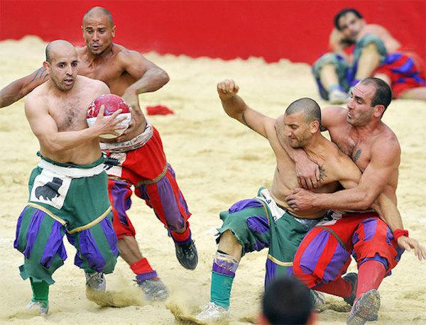 calcio-storico-might-be-the-most-brutal-sport-on-the-planet-31-photos-video-32