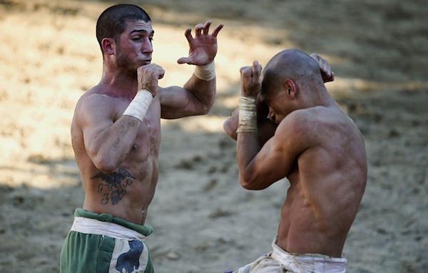 calcio-storico-might-be-the-most-brutal-sport-on-the-planet-31-photos-video-41