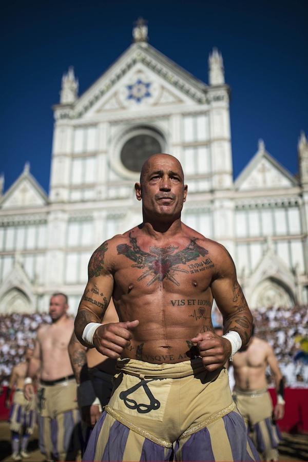 calcio-storico-might-be-the-most-brutal-sport-on-the-planet-31-photos-video-6