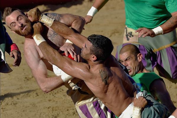 calcio-storico-might-be-the-most-brutal-sport-on-the-planet-31-photos-video-7