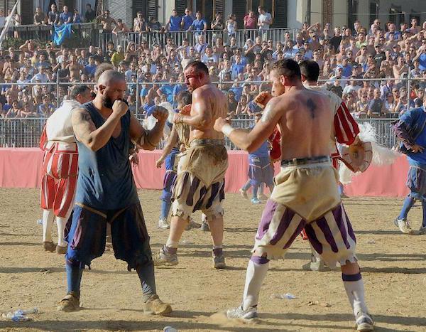calcio-storico-might-be-the-most-brutal-sport-on-the-planet-31-photos-video-8