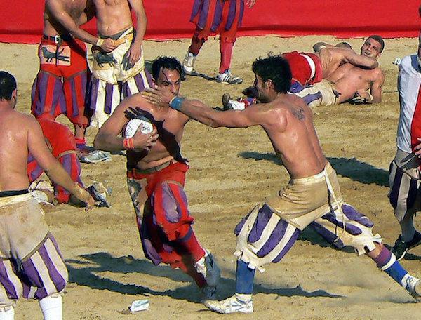 calcio-storico-might-be-the-most-brutal-sport-on-the-planet-31-photos-video-9