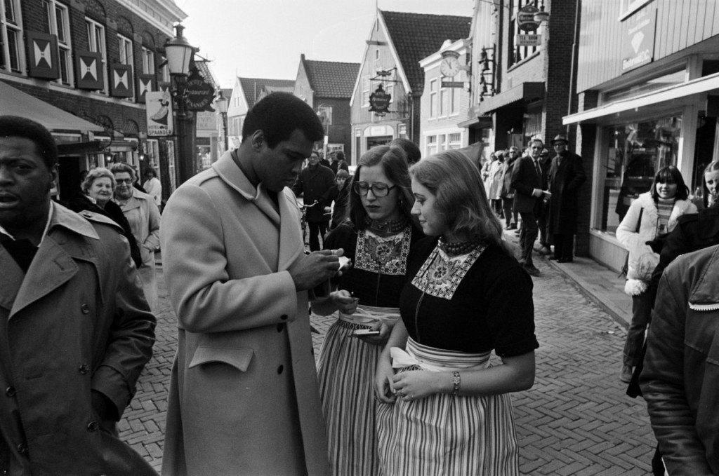 Muhammad_Ali_signing_autographs_for_Volendam_girls_1