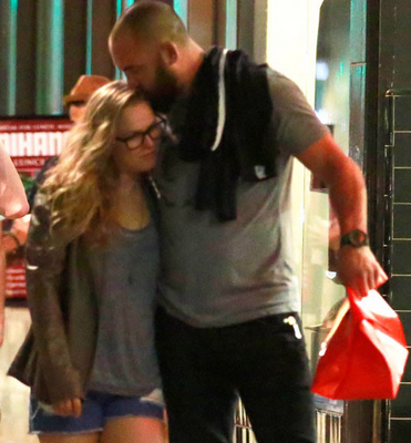 ronda-rousey-and-travis-browne-kiss