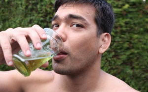 lyoto-drinking-pee