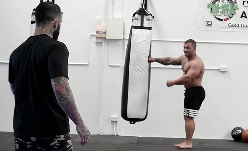 Bodybuilder switches places mma