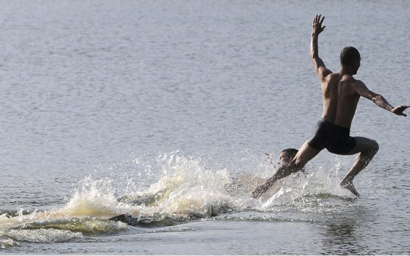 Shaolin Monk Runs Across Water for 125 Meters, Breaks World Record