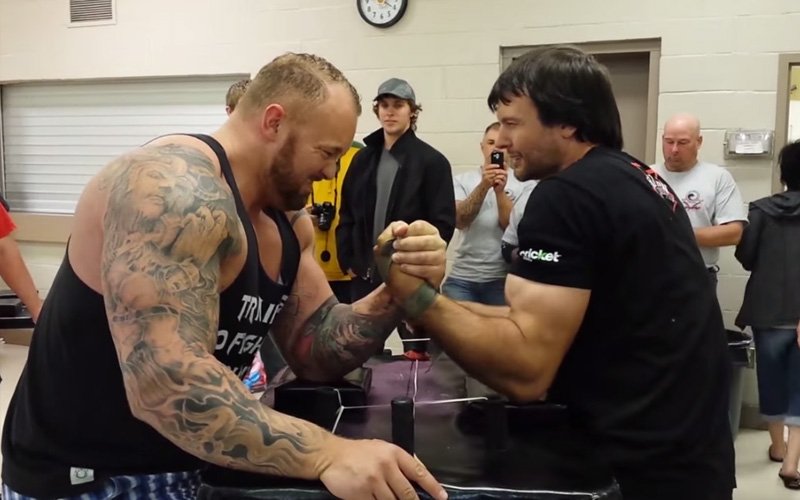 mountain-armwrestle